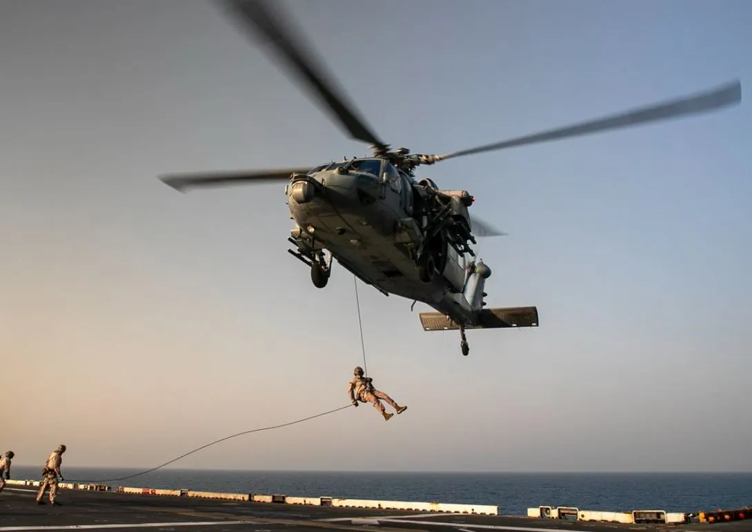 Αμερικανοί πεζοναύτες άσκηση ρίψης ελικόπτερο USS Tripoli