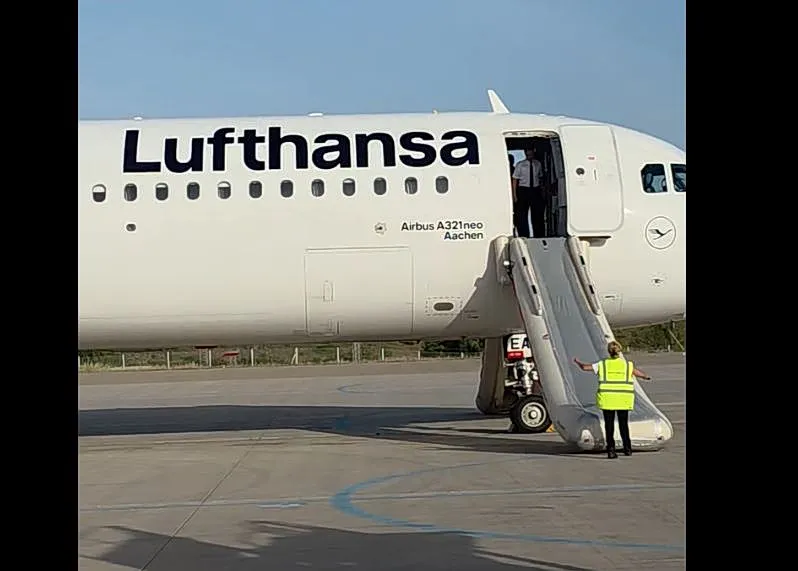 Αεροσκάφος Lufthansa προσγειώνεται στο αεροδρόμιο Αθηνών