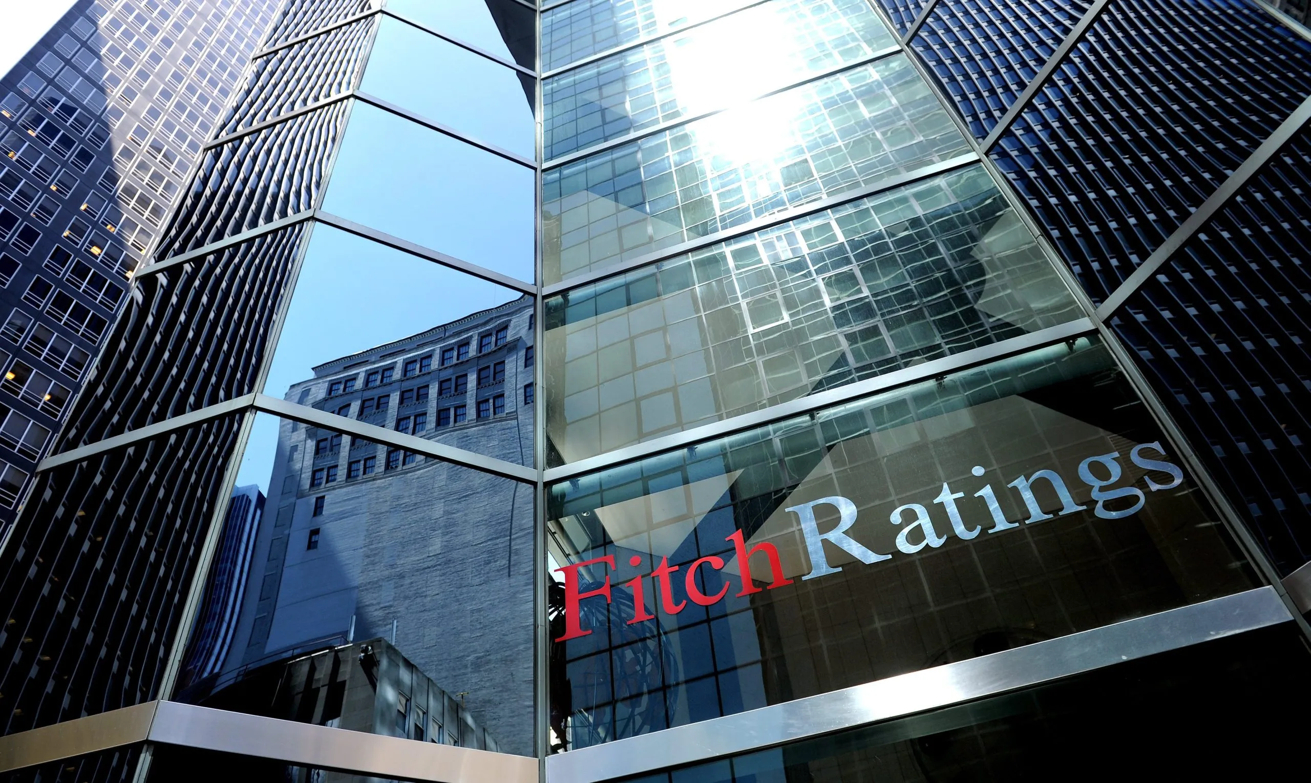 Fitch αξιολόγηση ελληνική οικονομία δημόσιο χρέος