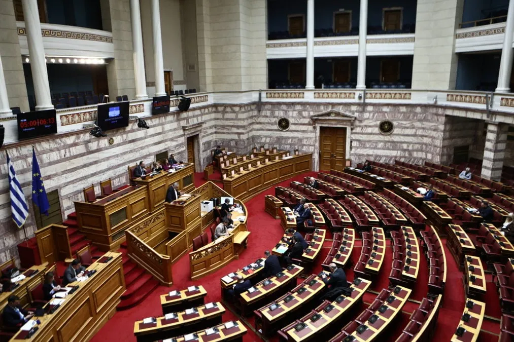 Ολομέλεια Βουλής ψηφοφορία νομοσχέδιο φορολογία συντάξεις