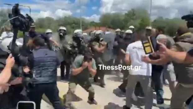 Αγρότες και ΜΑΤ στο τελωνείο Προμαχώνα Σερρών