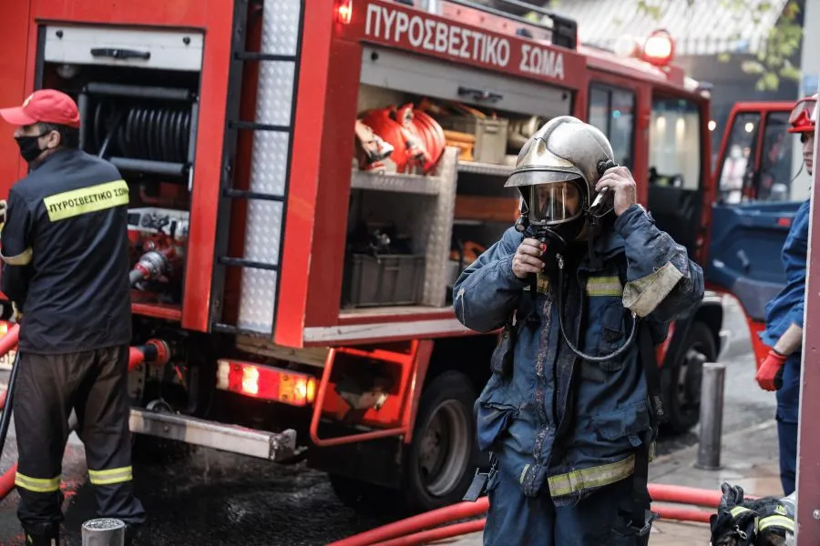 Πυροσβέστες επεμβαίνουν σε φωτιά στη Λαυρεωτική