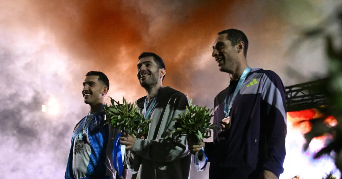 Ο Μίλτος Τεντόγλου αγωνίζεται στο άλμα εις μήκος στο στάδιο Αργοστολίου Κεφαλονιάς