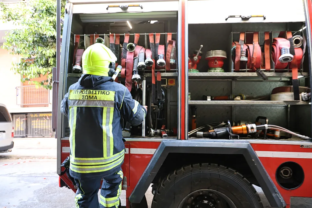 Πυροσβέστες σε επιχείρηση απεγκλωβισμού ανελκυστήρα Κηφισιά