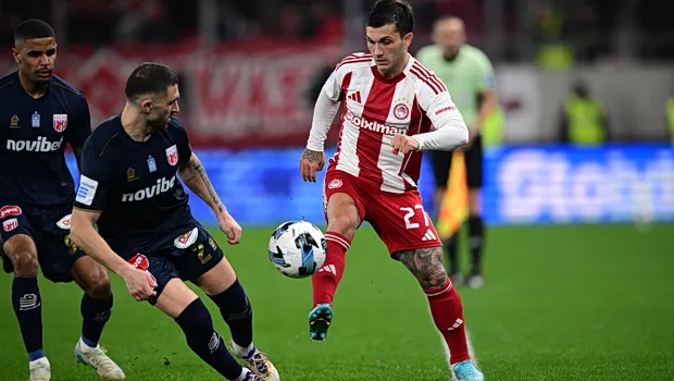 Στρεφέτσα με φανέλα Ολυμπιακού Champions League