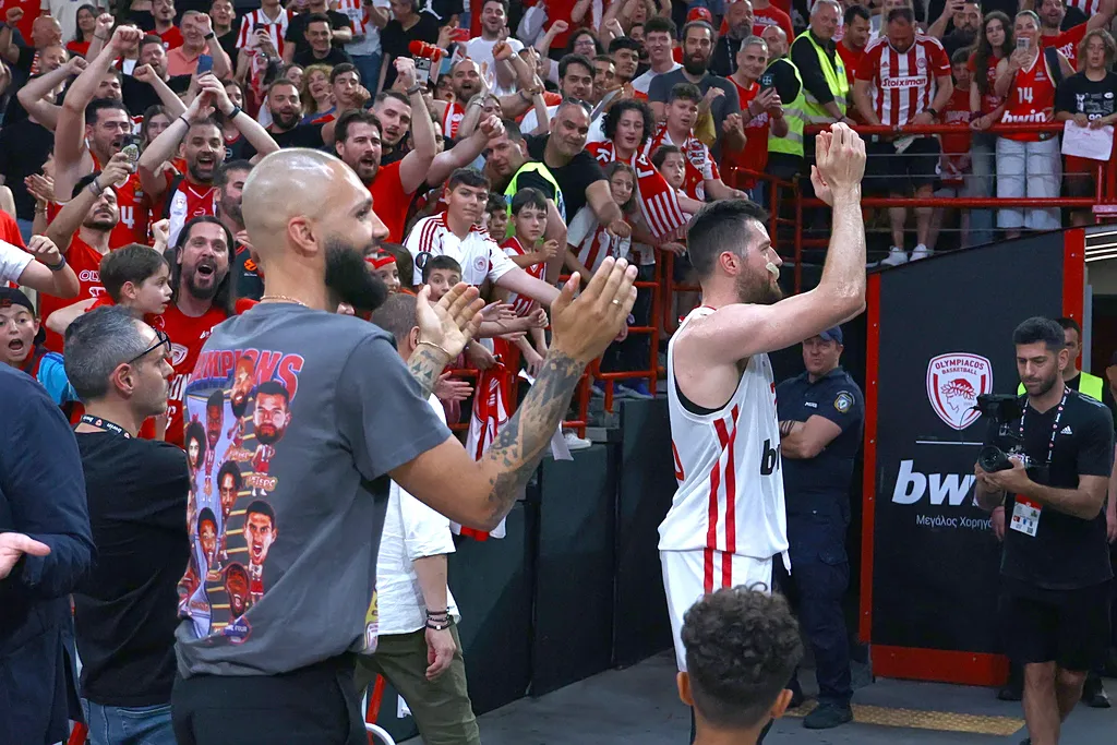 Άλεκ Πίτερς αποθέωση κόσμος Ολυμπιακού ΣΕΦ