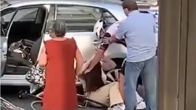 ποδηλάτης επιτίθεται σε γυναίκα οδηγό στο Πόρτο