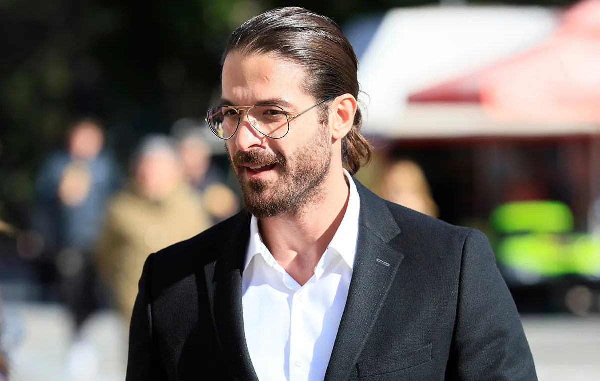 Ο Άρης Μουγκοπέτρος παίζει κλαρίνο στα Καλάβρυτα