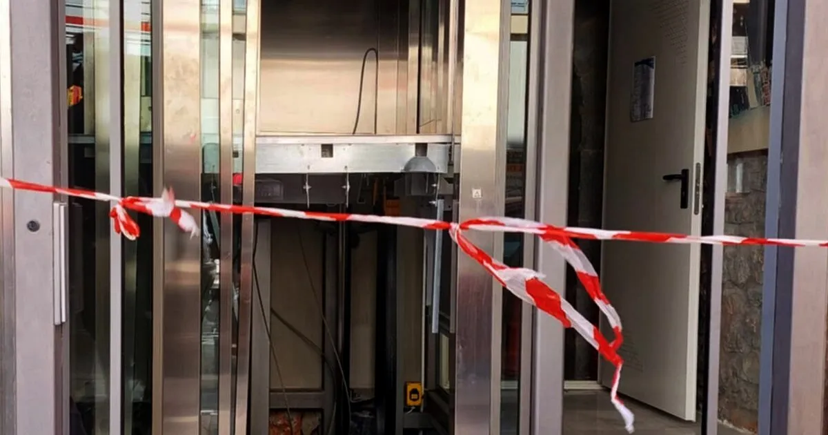 Πυροσβέστες σε επιχείρηση απεγκλωβισμού ανελκυστήρα Κηφισιά