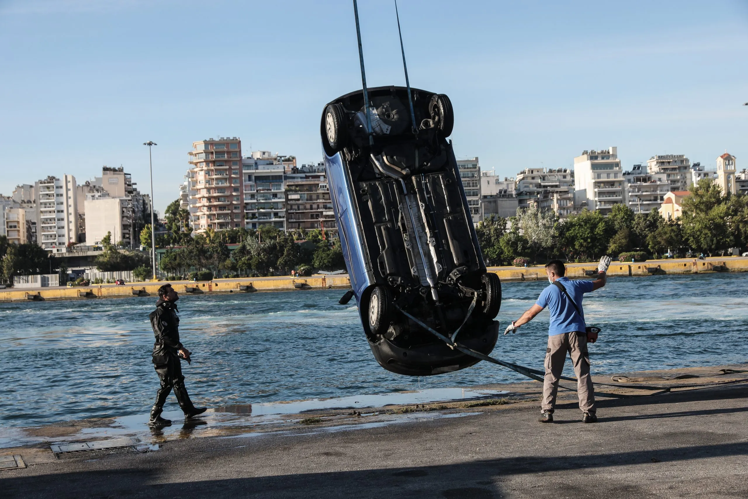 Αυτοκίνητο έπεσε θάλασσα λιμάνι Πειραιά διάσωση Λιμενικό