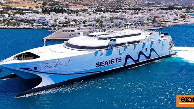 Ταχύπλοο πλοίο Tera Jet 2 στο λιμάνι Τήνου