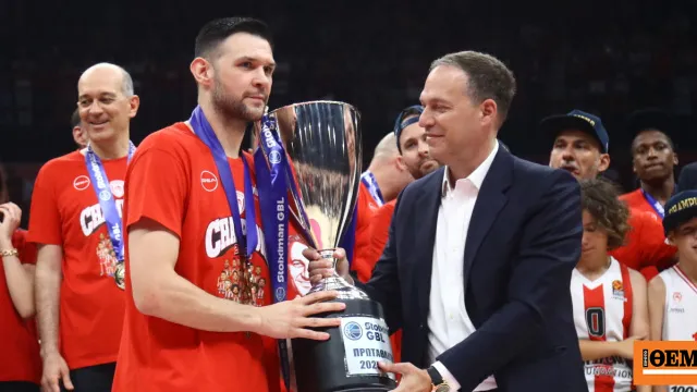 Παπανικολάου σηκώνει τρόπαιο πρωταθλήματος Ολυμπιακός