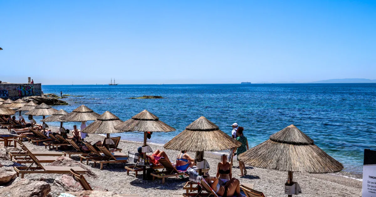 παράνομες ξαπλώστρες και ομπρέλες σε παραλία Αναβύσσου