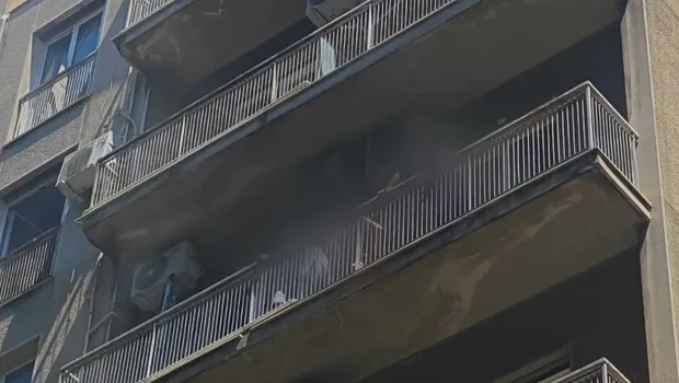 πυροσβέστες επιχειρούν σε φωτιά ξενοδοχείου Ομόνοια Αθήνα