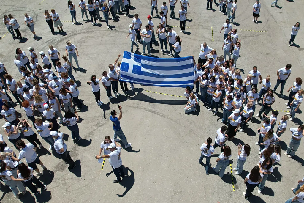 Εκατοντάδες πολίτες χορεύουν ζεϊμπέκικο στην πλατεία Αριστοτέλους Θεσσαλονίκης