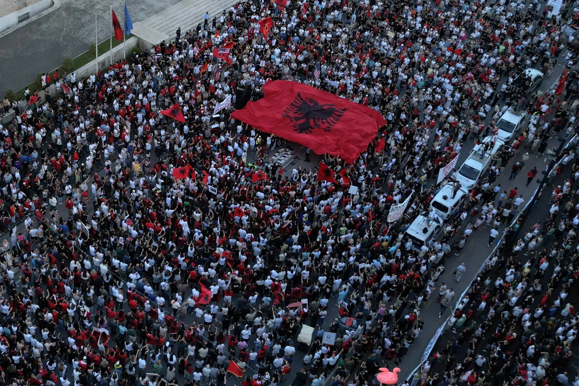 Διαδηλωτές Αλβανία θέρετρο Κούσνερ Τίρανα διαμαρτυρία