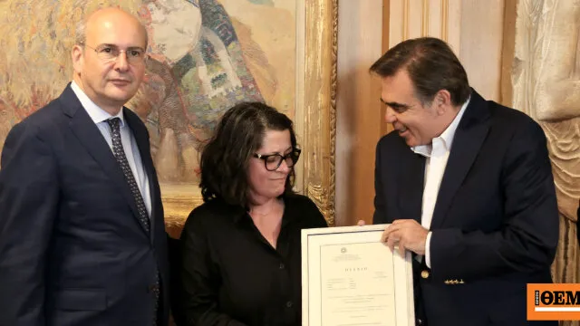 Μαργαρίτης Σχοινάς παραδίδει πτυχίο Βαγγέλη Γιακουμάκη στη μητέρα του