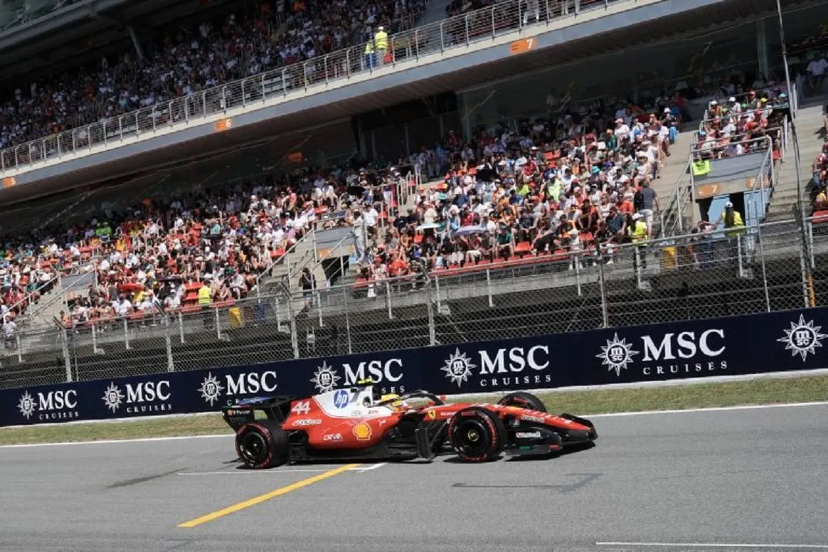 Ο Λιούις Χάμιλτον πανηγυρίζει τη νίκη με τη Ferrari στη Βαρκελώνη
