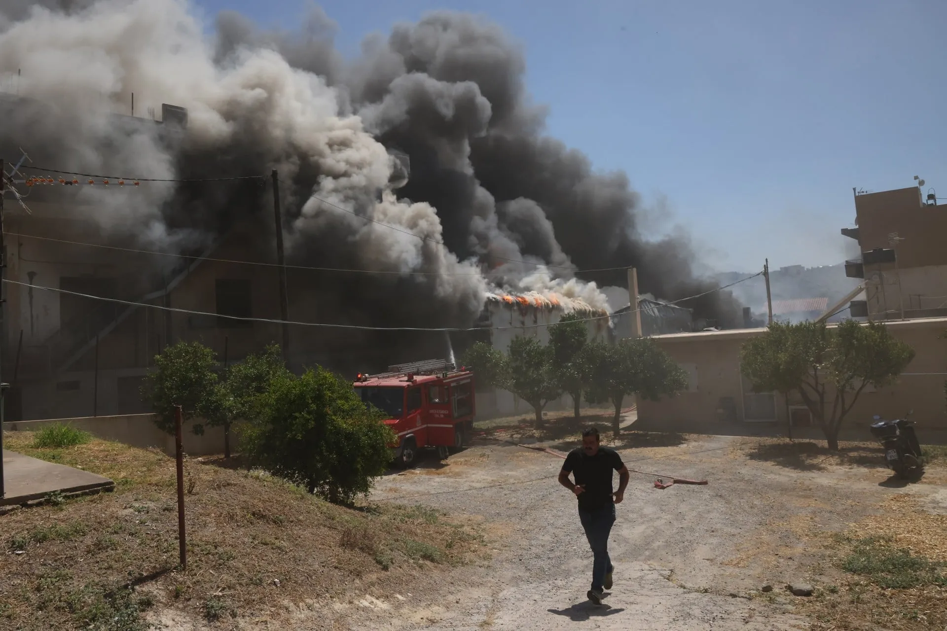 Πυροσβέστες σε αγροτική πυρκαγιά Λακωνία Αχαΐα
