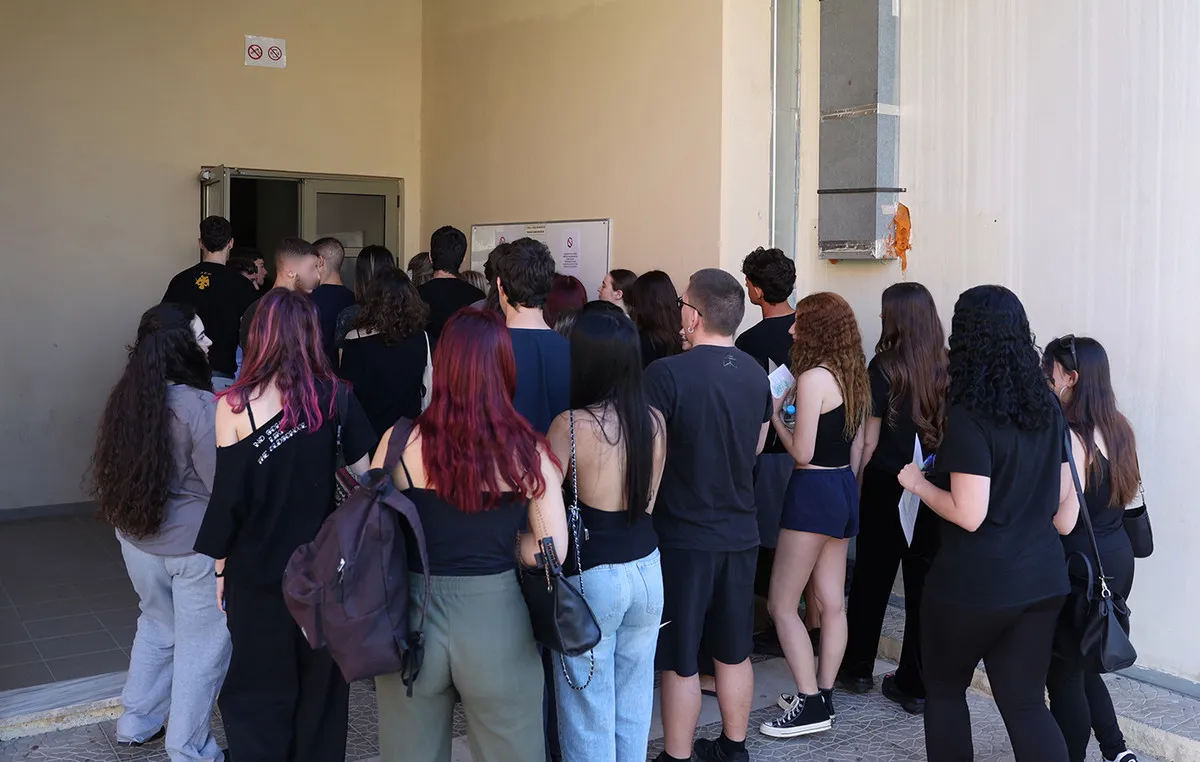 Μαθητής ελέγχει βαθμολογίες Πανελλαδικών σε οθόνη