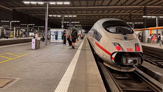 Τρένο Deutsche Bahn σε γερμανικό σιδηροδρομικό σταθμό