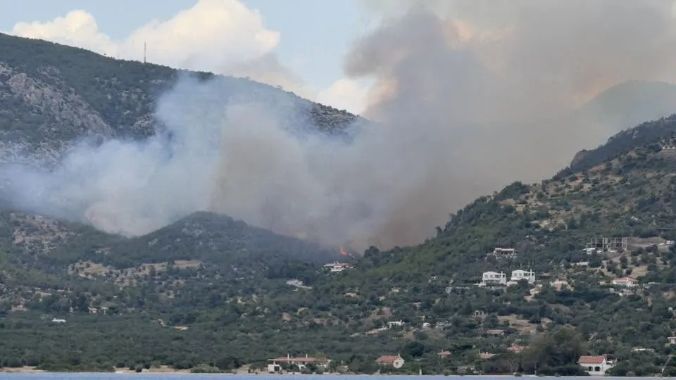 Φωτιά στο Λουτράκι κοντά στη λίμνη Βουλιαγμένης Περαχώρα Κορινθίας