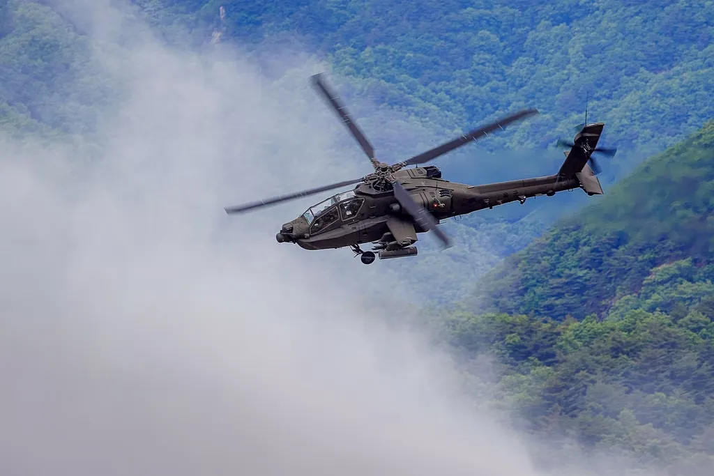 Αμερικανικό ελικόπτερο Apache στα Στενά Ορμούζ