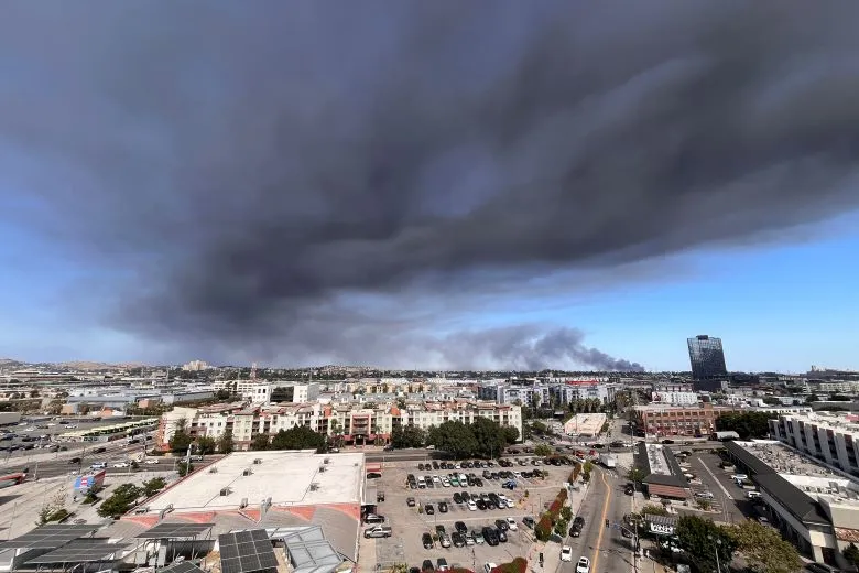Πυρκαγιά αποθήκης Μπόιλ Χάιτς Λος Άντζελες μαύρος καπνός