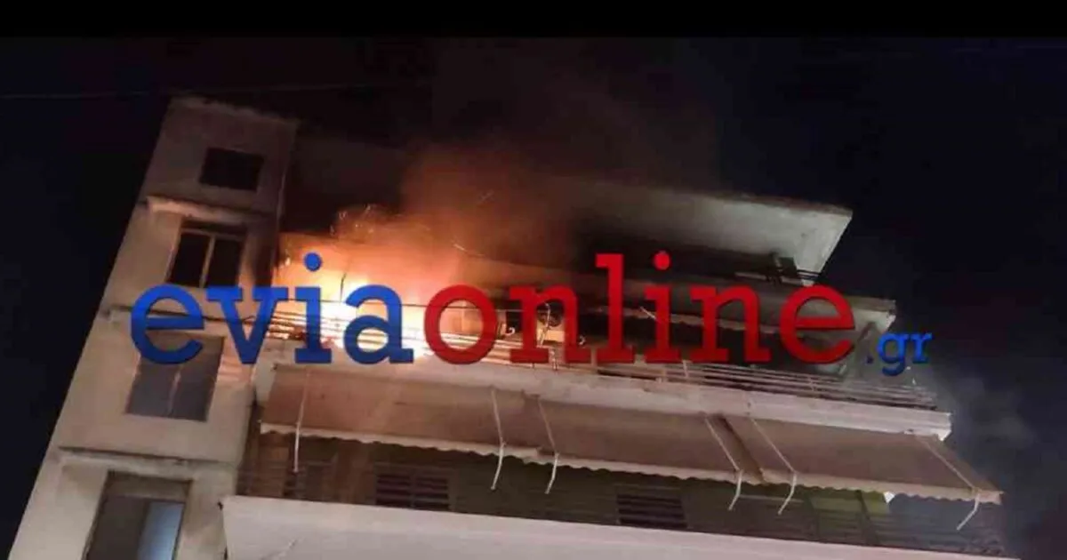 Πυροσβέστες κατασβένουν φωτιά σε διαμέρισμα Χαλκίδα