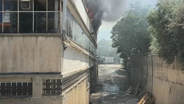 φωτιά εργοστάσιο πλαστικών Αιγάλεω καπνοί πυροσβέστες