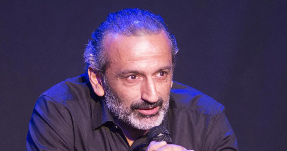 Ο ηθοποιός Παύλος Κουρτίδης σε θεατρική παράσταση