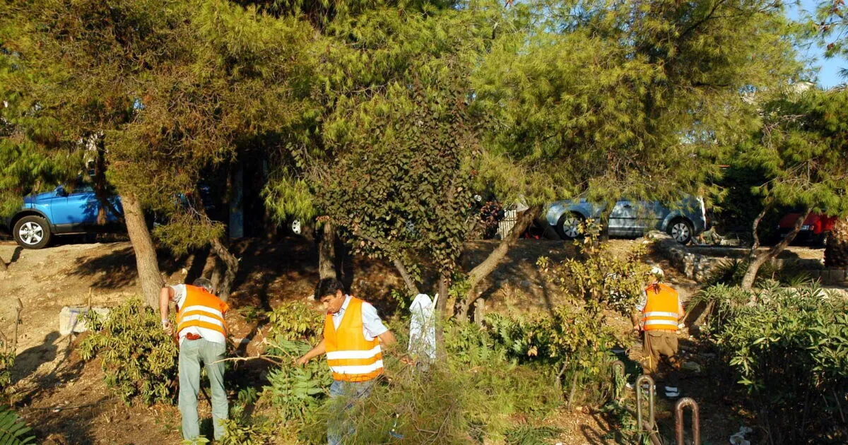 Ακαθάριστο οικόπεδο με ξηρή βλάστηση σε αστική περιοχή