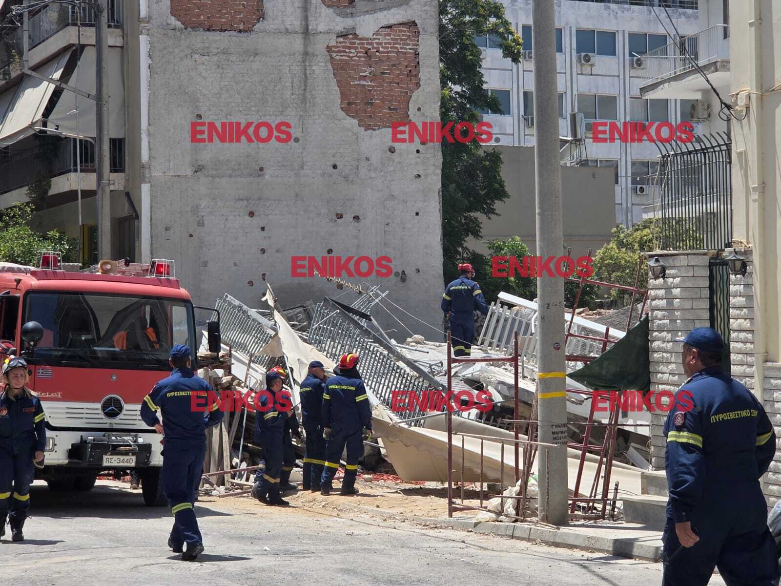 Πυροσβέστες στα συντρίμμια πολυκατοικίας στα Πετράλωνα Αθήνα