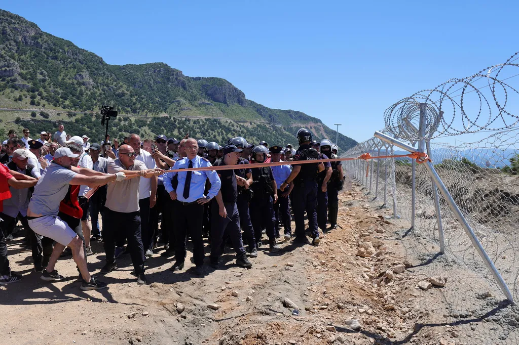 Διαδηλωτές γκρεμίζουν φράκτες εργοταξίου Κούσνερ στην Αλβανία