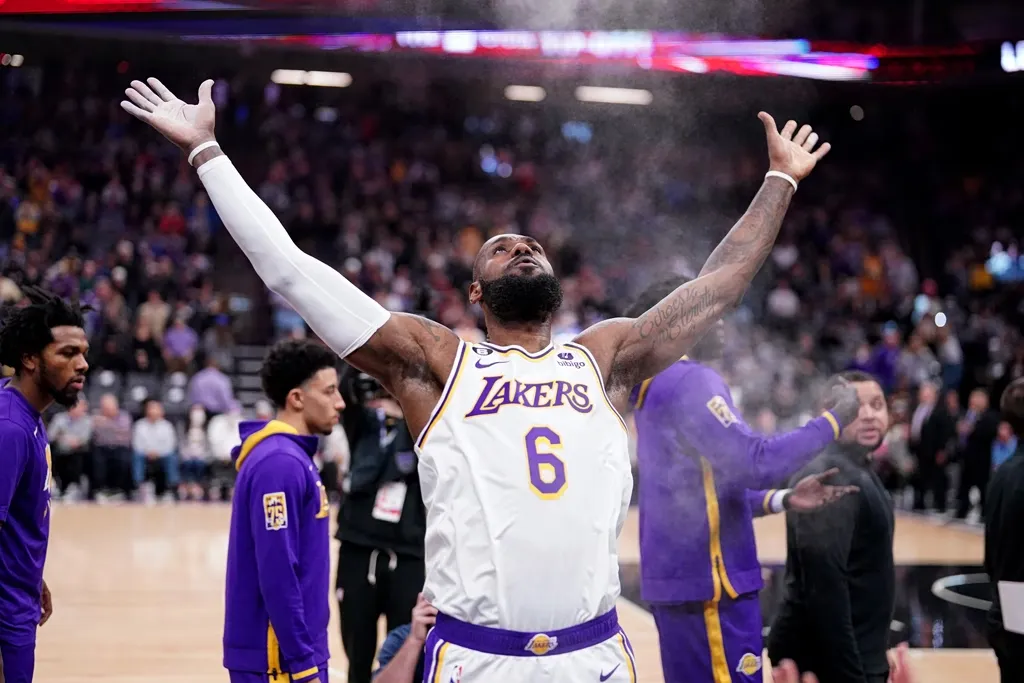 ΛεΜπρόν Τζέιμς Λέικερς free agency NBA 2024