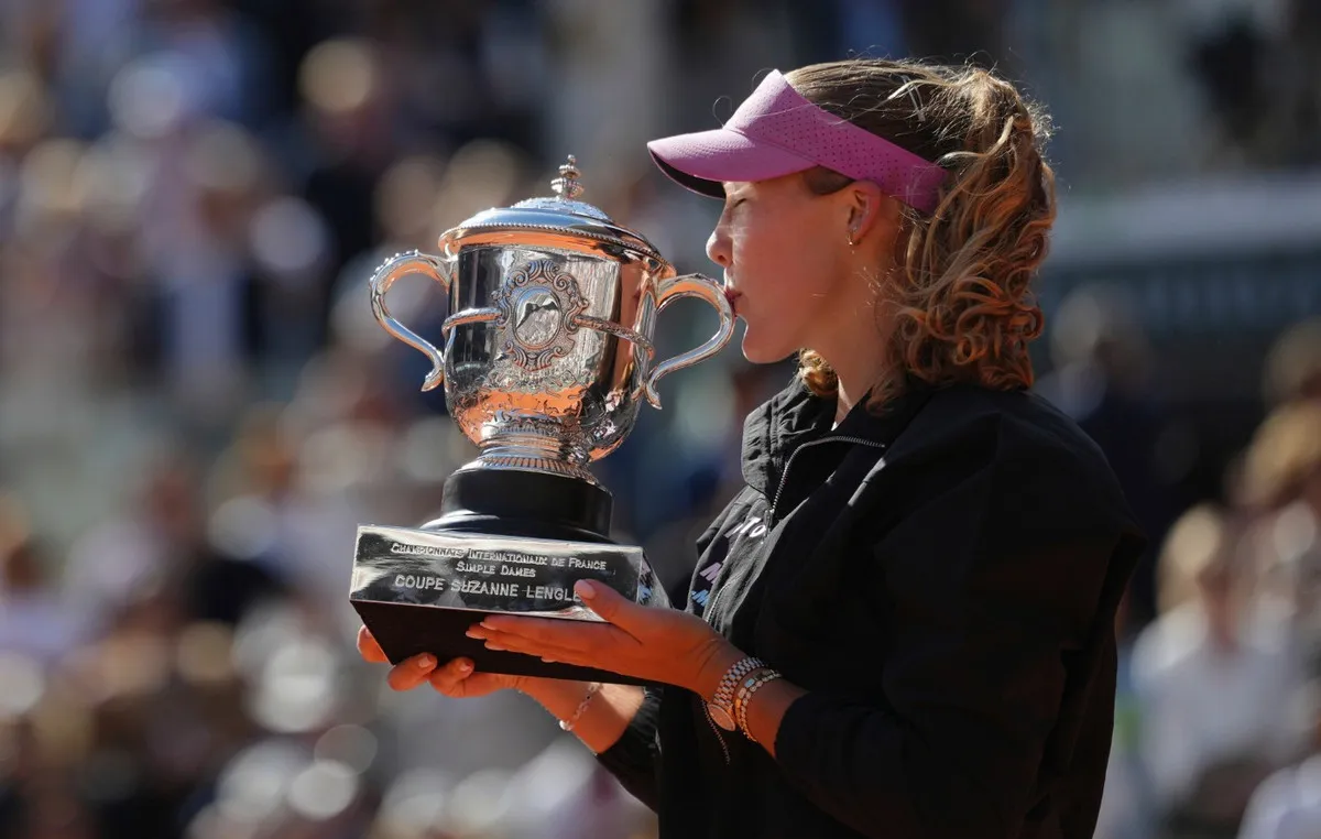 Μίρα Αντρέεβα πανηγυρίζει τον τίτλο στο Roland Garros 2026