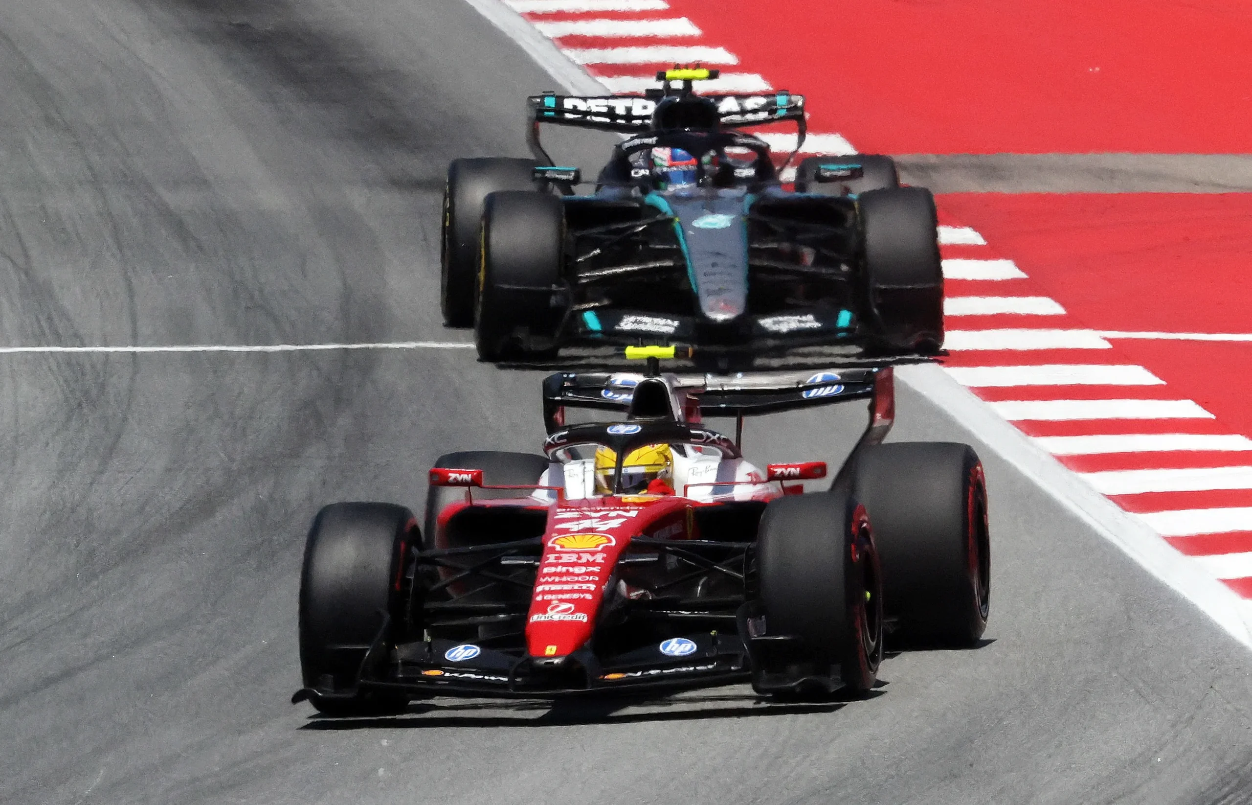 Ο Λιούις Χάμιλτον πανηγυρίζει τη νίκη με τη Ferrari στη Βαρκελώνη