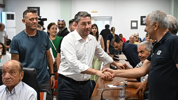 Ο Νίκος Ανδρουλάκης μιλά σε ομιλία στην Κάρπαθο