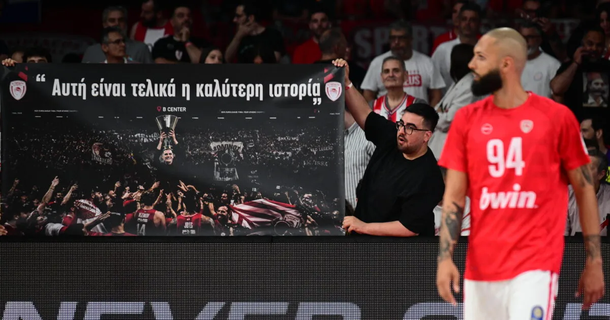 Πανό οπαδών Ολυμπιακού για Σλούκα στο ΣΕΦ