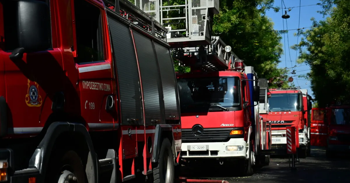 Πυροσβέστες επιχειρούν σε φωτιά σπιτιού στα Γρεβενά