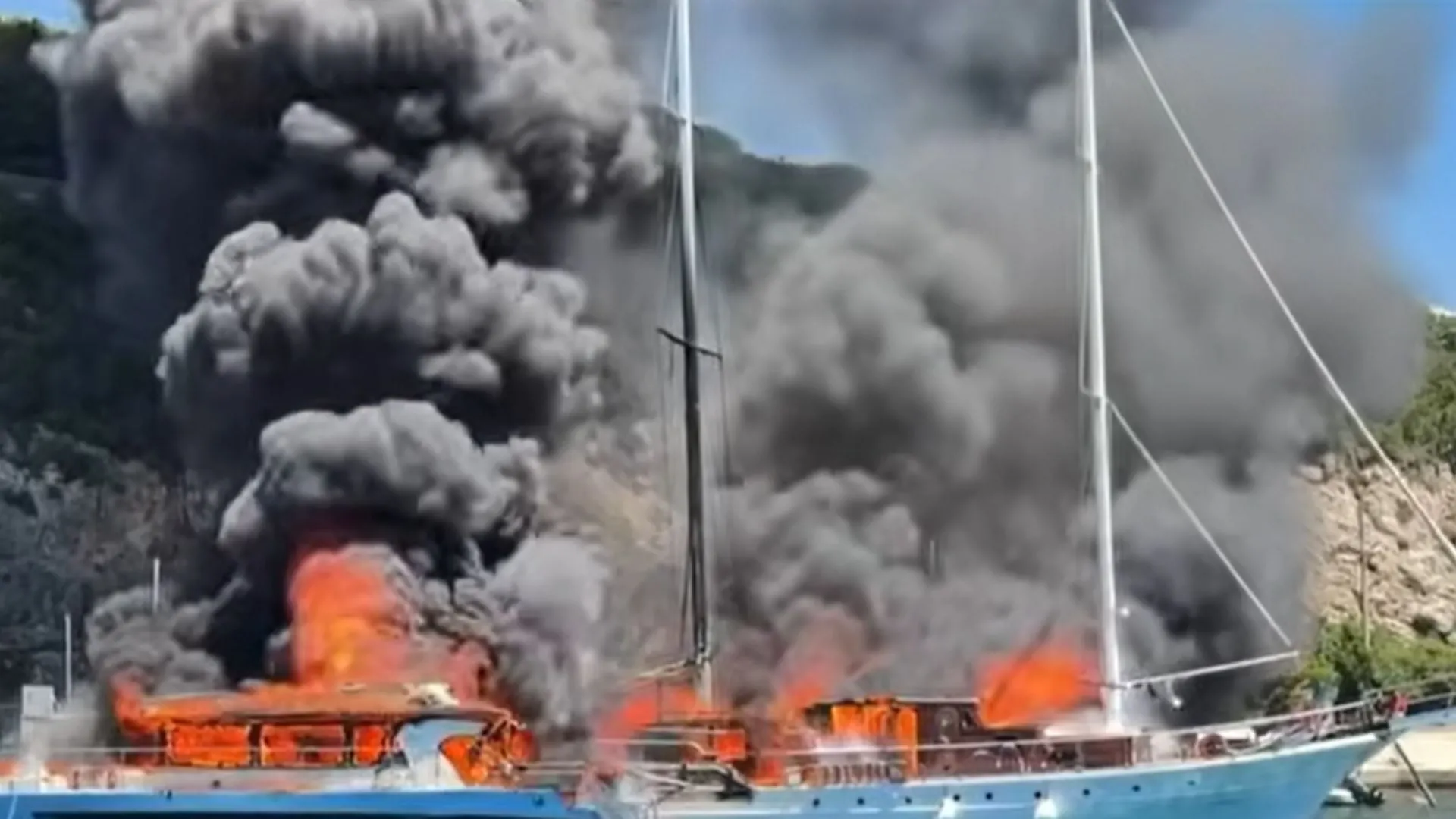 φωτιά τουριστικά σκάφη λιμάνι Γάιος Παξοί
