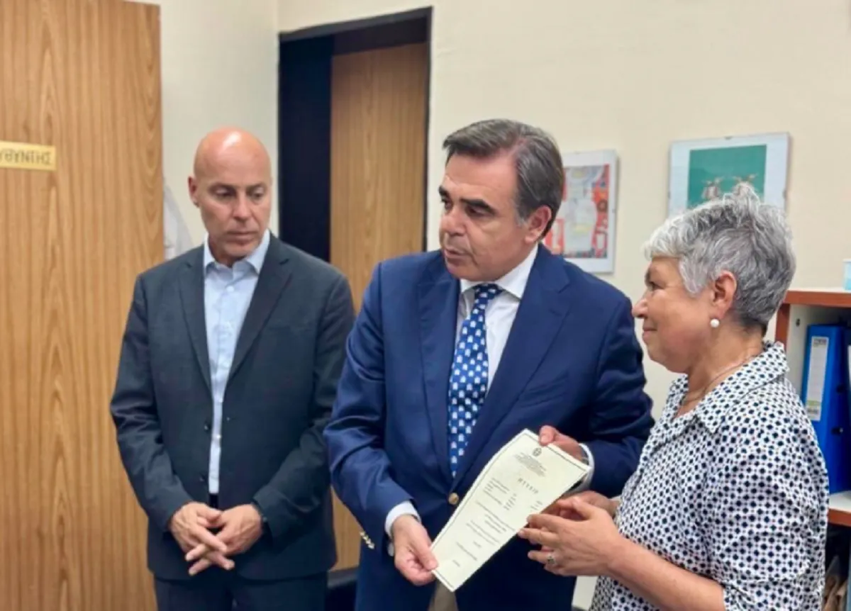 Μαργαρίτης Σχοινάς παραδίδει πτυχίο Βαγγέλη Γιακουμάκη στη μητέρα του