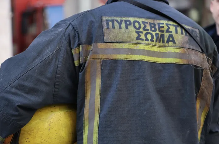 Πυροσβέστες επιχειρούν σε φωτιά σπιτιού στα Γρεβενά