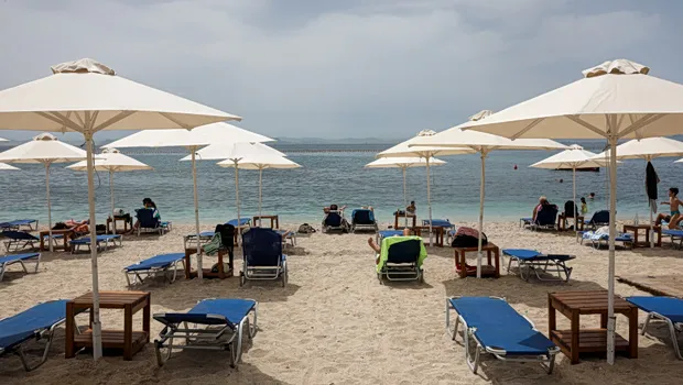 παράνομες ξαπλώστρες και ομπρέλες σε παραλία Αναβύσσου