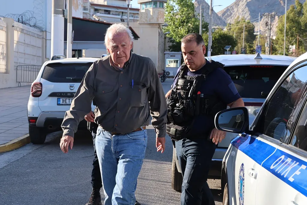Αλέξανδρος Γιωτόπουλος έξοδος ΓΑΔΑ χειροπέδες αστυνομία Κορυδαλλός