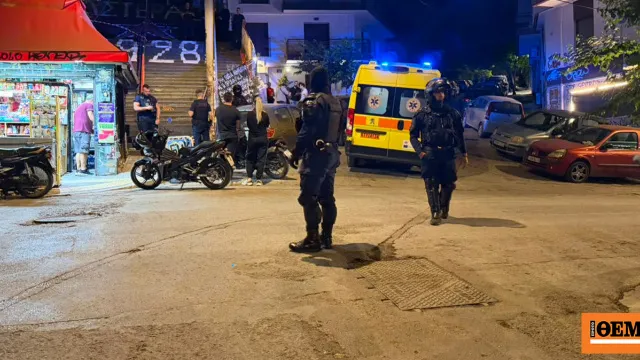 Αστυνομία στη συμβολή Καλλιδρομίου και Μπενάκη Εξάρχεια