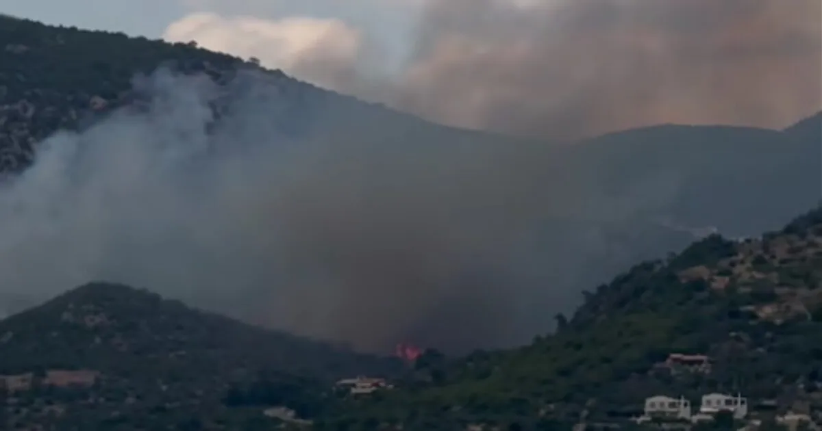 Φωτιά στο Λουτράκι κοντά στη λίμνη Βουλιαγμένης Περαχώρα Κορινθίας