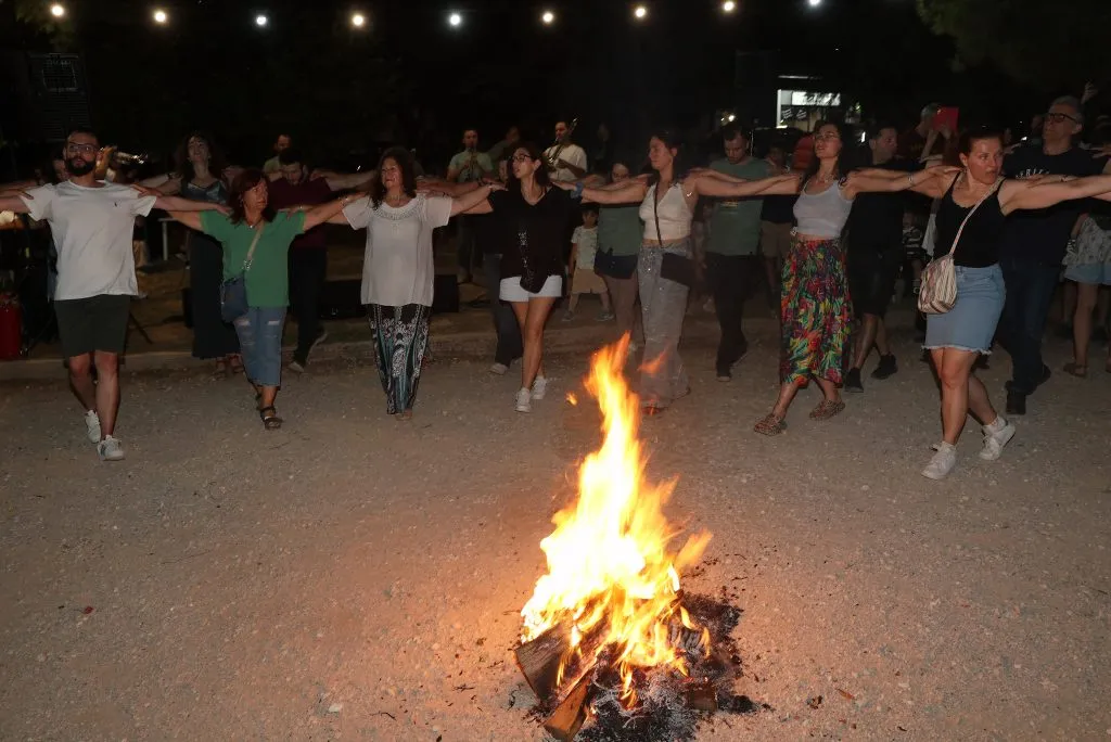 Άλματα πάνω από φλόγες στον Κλήδονα Αμπελοκήπων