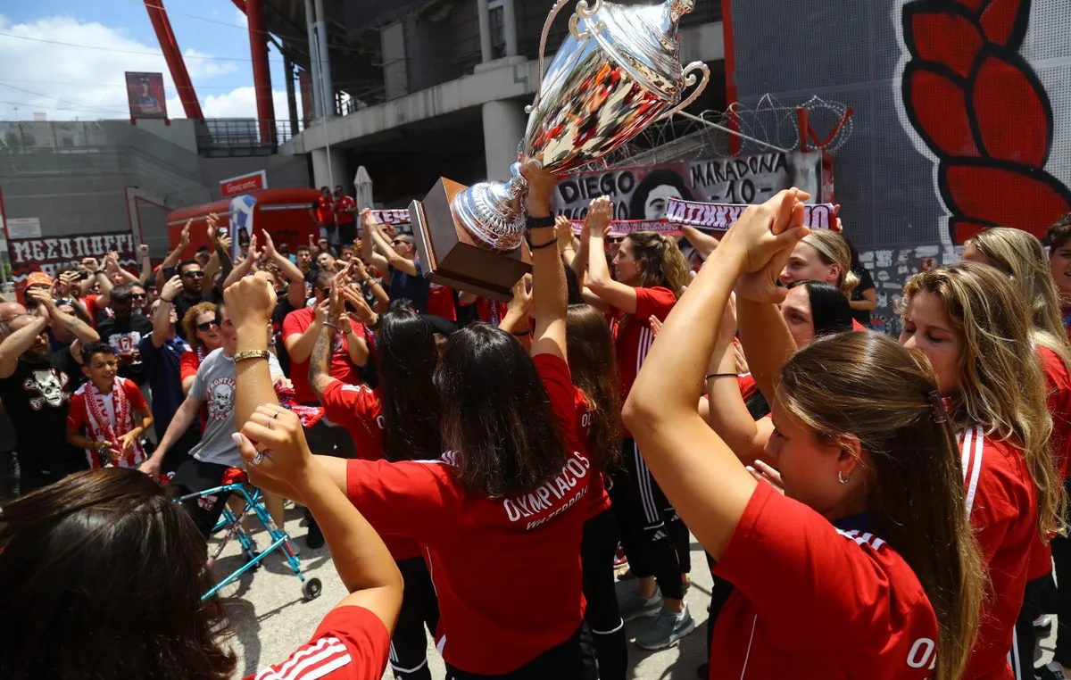 Ολυμπιακός πόλο γυναικών Champions League αποθέωση Καραϊσκάκης