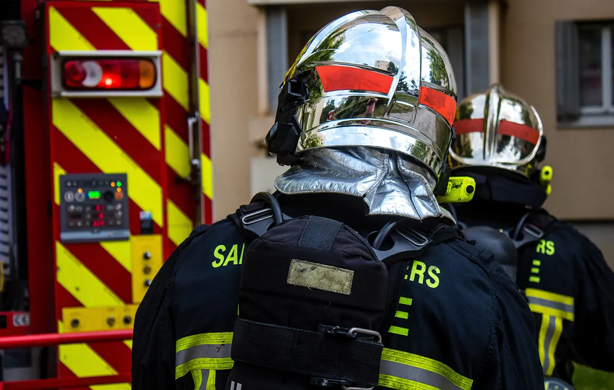 πυροσβέστες κατά τη διάρκεια κατάσβεσης πυρκαγιάς στην Εύβοια